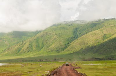 free-photo-of-4x4-car-driving-on-dirt-road-in-africa